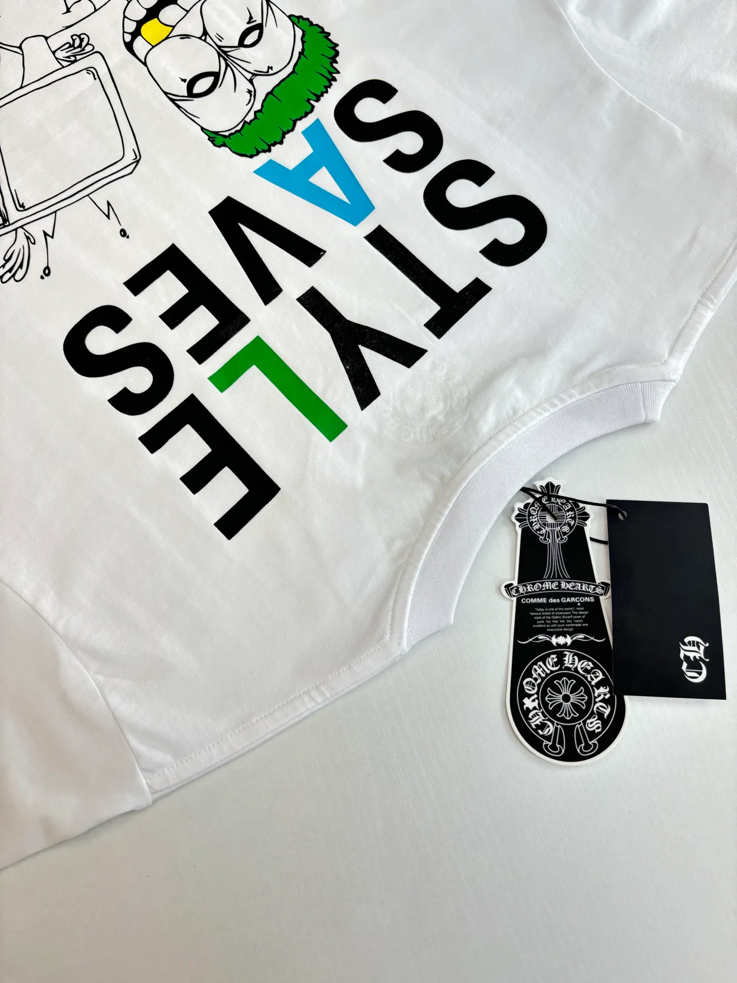 🅿️270 Come Hearts*/Cro Hearts 25Ss new villain graffiti letter short-sleeved T-shirt uses screen printing. The exquisite small logo on the front of the T-shirt cleverly integrates brand elements through screen printing, low-key yet recognizable. The back "STYLE SAVES" is paired with interesting cartoon patterns. The colors are bright and the lines are clear. Whether it is the edge of the letters or the outline of the cartoon image, it can be delicately presented, highlighting the unique trend attitude and fashion taste. Size: S/M/L